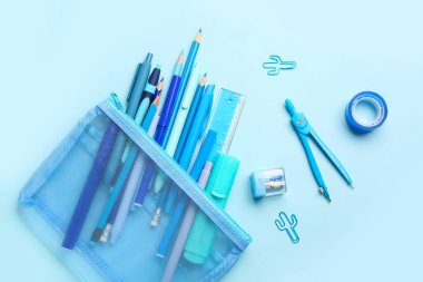 Mavi arka planda farklı okul kırtasiyesine sahip şık kalem kutusu