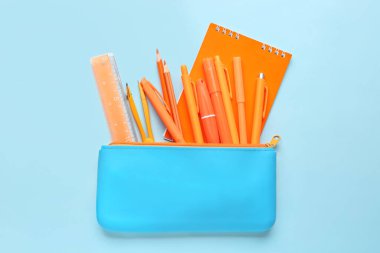 Mavi arka planda farklı okul kırtasiyesine sahip şık kalem kutusu