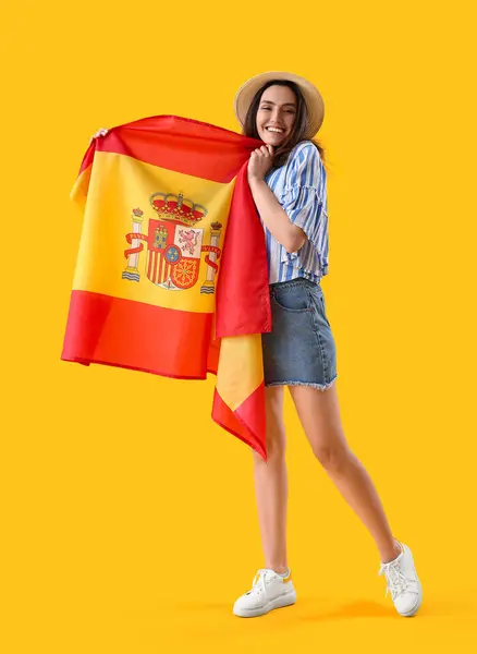 Όμορφη Νεαρή Γυναίκα Σημαία Της Ισπανίας Κίτρινο Φόντο — Φωτογραφία Αρχείου