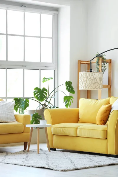 Innenraum Des Hellen Wohnzimmers Mit Gelbem Sofa Und Sessel Der — Stockfoto