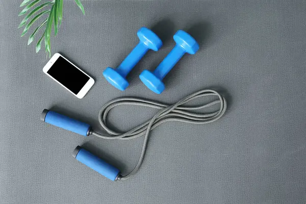 Telefon Komórkowy Hantlami Skakanką Macie Fitness Widok Góry — Zdjęcie stockowe