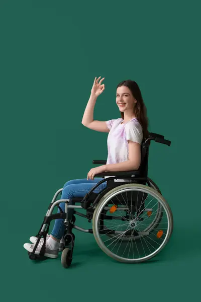 휠체어에 여자가 배경에 — 스톡 사진