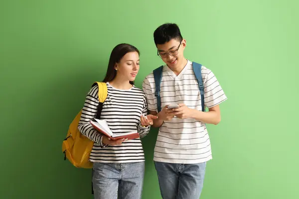 Happy Studenti Batohy Knihy Mobilní Telefon Zeleném Pozadí — Stock fotografie