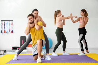 Spor salonunda savunma eğitimi alan genç kadınlar.