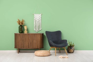 Rahat koltuğu olan modern oturma odasının şık bir iç mekanı.