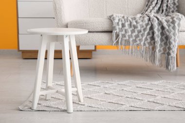 Oturma odasının içindeki küçük kahve masası.