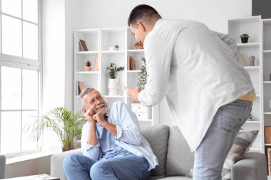 Yaşlı adam evdeki kızgın oğlundan korkuyor.