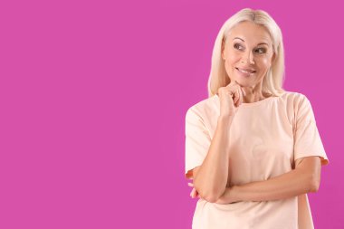 Mor arka planda olgun bir kadın hayal etmek