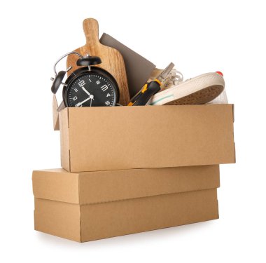 Bahçe satışı için istenmeyen eşyaların kutuları beyaz arka planda izole edildi