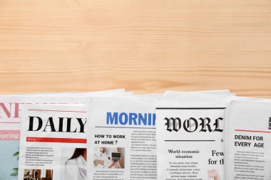 Sabah gazeteleri ahşap arka plan üzerinde