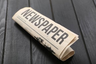 Sabah gazetesi siyah ahşap arka planda
