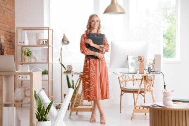 Ofisinde grafik tabletli kadın iç mimar