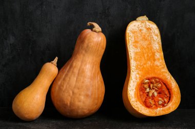 Siyah arkaplanda taze balkabakları