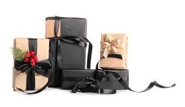 Noel hediye kutularında kozalaklı dallar ve beyaz arka planda Rowan