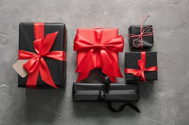 Gri arka planda Noel hediyesi kutuları