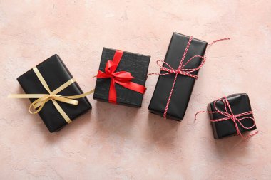 Bej arka planda siyah Noel hediye kutuları