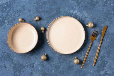 Mavi arka planda Noel topları olan güzel bir masa.