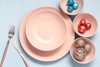 Mavi arka planda farklı Noel topları olan güzel bir masa.