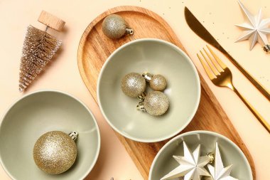 Turuncu arka planda Noel süslemeleri olan güzel bir masa.