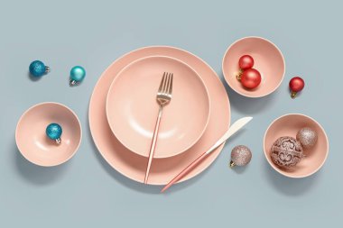 Mavi arka planda farklı Noel topları olan güzel bir masa.