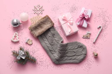 Güzel Noel çorapları hediye kutuları ve pembe arka planda süslemeler