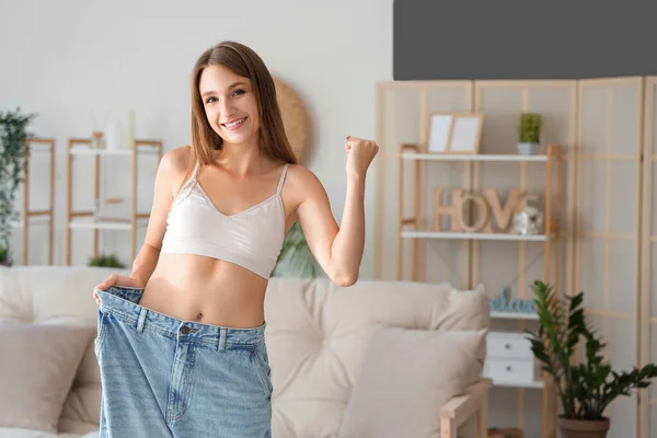 Glücklich Schöne Junge Frau Lockeren Jeans Wohnzimmer Konzept Zur Gewichtsreduktion — Stockfoto