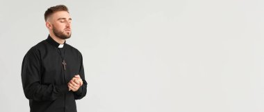 Genç rahip arka planda Tanrı 'ya dua ediyor, mesaj için yer var.