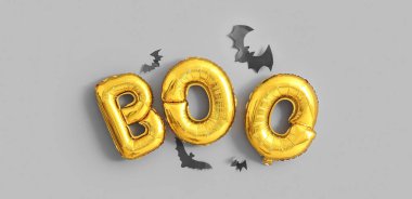 Balonlardan ve gri arkaplandaki kağıt yarasalardan yapılmış bir arama bülteni. Cadılar Bayramı