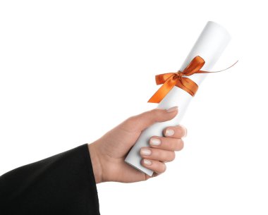 Beyaz arka planda kurdeleli diploması olan bir kadın.