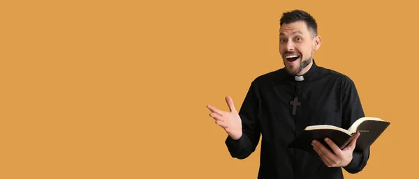 Glad Präst Håller Bibeln Orange Bakgrund Med Utrymme För Text — Stockfoto