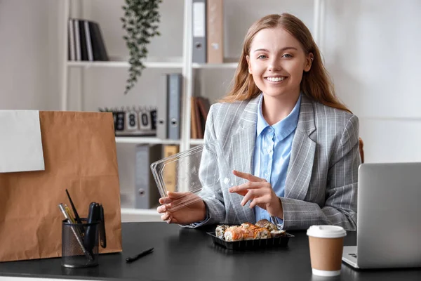 Glückliche Junge Frau Mit Sushi Und Papiertüte Büro — Stockfoto