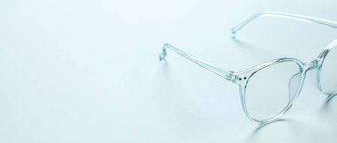 Açık mavi arkaplanda gözlük ve metin için boşluk