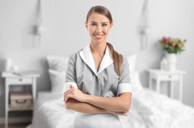 Güzel oda hizmetçisinin portresi yatak odasında.