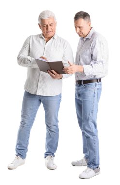 Olgun kardeşler beyaz arkaplan üzerine kitap okuyor.