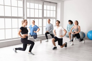 Spor salonunda antrenman yapan bir grup genç