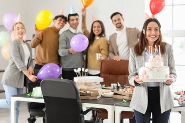 Doğum günü pastası ofis partide olan kadın