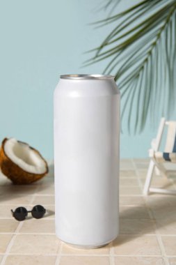 Plaj aksesuarları ve hindistan cevizi konservesi ışık duvarının yanında, yakın plan.