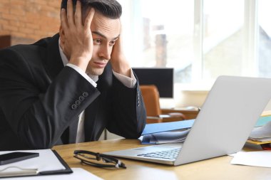 Stresli iş adamı ofiste son teslim tarihi altında çalışıyor