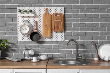 Tahta, lavabo ve çatal bıçaklı modern mutfak.