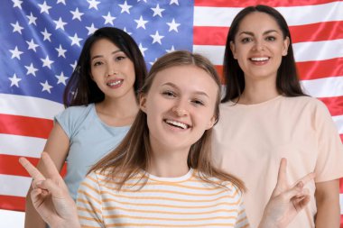 Dil okulunun bayan öğrencileri ABD bayrağına karşı, yakın plan