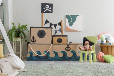 Çocuk odasının içinde korsan karton gemi.