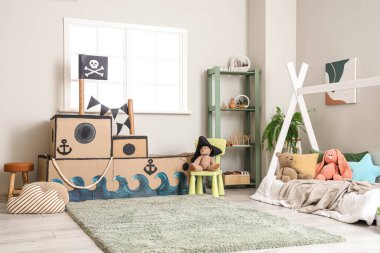 Çocuk odasının içinde korsan karton gemi.