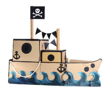 Beyaz arkaplanda korsan karton gemi
