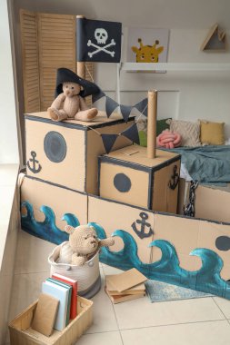 Çocuk odasının içinde korsan karton gemi.