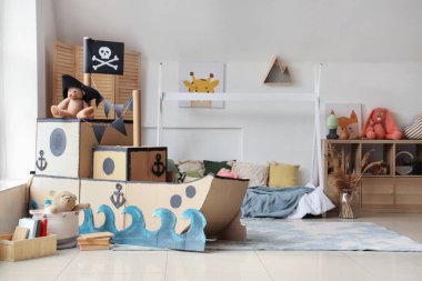 Çocuk odasının içinde korsan karton gemi.