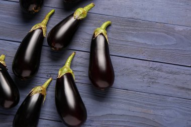 Mavi ahşap arka planda taze patlıcanlar