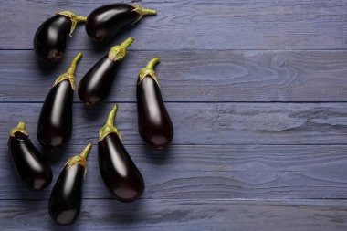 Mavi ahşap arka planda taze patlıcanlar