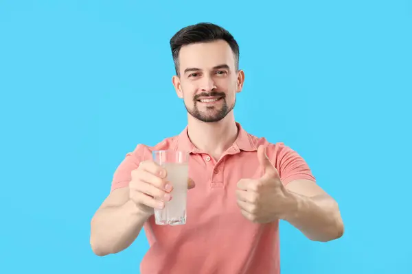 Young Man Dissolved Tablet Glass Water Showing Thumb Blue Background — Stock Photo, Image