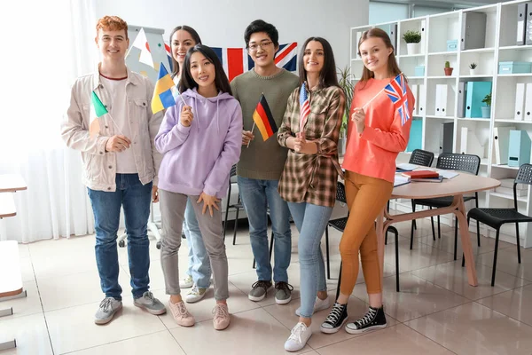 Jovens Estudantes Com Bandeiras Escola Idiomas — Fotografia de Stock