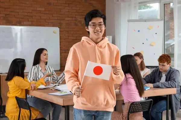 Młody Azjata Japońską Flagą Szkole Językowej — Zdjęcie stockowe